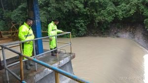 Antisipasi Banjir, Polres Banggai Pantau Bendungan Hanga-Hanga