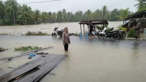 Polsek Lamala Tangani Warga Terdampak Banjir Di Dua Kecamatan