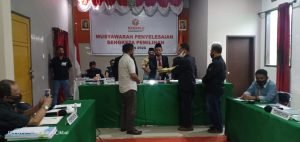 Pemohon dan Termohon Bacakan Kesimpulan Musyawarah Sengketa Pilkada Balut