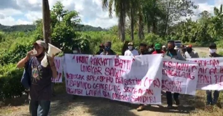 Puluhan Petani Plasma Sawit yang tergabung dalam Front Rakyat Batui Lingkar Sawit, melakukan Aksi Demo didepan kantor PT. Sawindo Cemerlang, Senin, (11/1).[Foto:Istimewa]