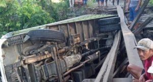 Viral: Lewati Jembatan Kayu, Sebuah Truk Terjungkir Di Desa Ondo-Ondolu