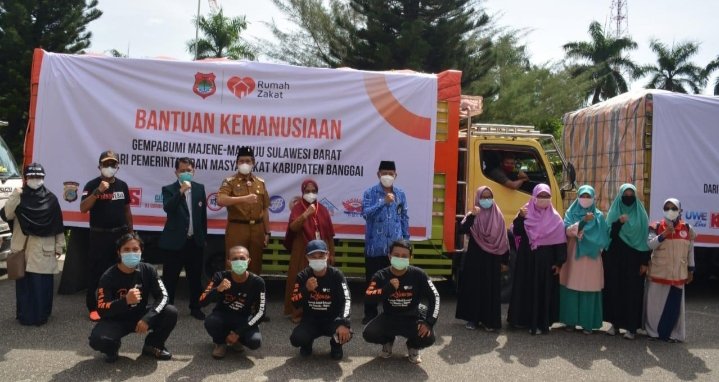 Bupati Banggai Dr. Ir. H. Herwin Yatim, MM melepas secara resmi bantuan kemanusiaan Gempa Bumi Majene-Mamuju, Sulawesi Barat,  di halaman Rumah Jabatan Bupati, Senin (18/1). [Foto:Humas Pemda Banggai]