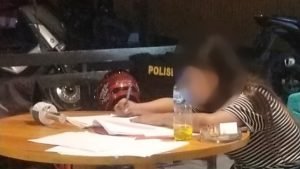 Mabuk Berat Hingga Tak Sadarkan Diri, Wanita Belasan Tahun Ini Diamankan Polisi