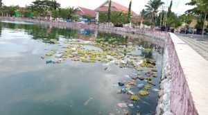 Tumpukan Sampah Warnai Ikon Kota Teluk Lalong