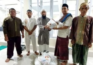 DPC Gerindra Bersama Keluarga Murad Salurkan Bantuan Sembako Untuk Pengurus Masjid