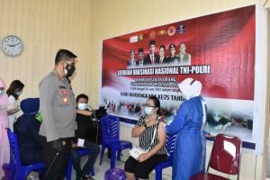 Kapolres Banggai Pantau Vaksinasi Massal di Polsek Luwuk