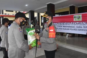 Kapolres Banggai Lepas Bantuan Kemanusiaan Bagi Warga Terdampak Pandemi