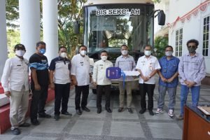 DS-LNG Serahkan Bantuan Bus Sekolah Untuk Pelajar di Batui