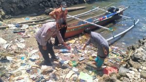 Polsek Pagimana Olah TKP Kasus Penemuan Mayat Bayi di Pinggir Laut