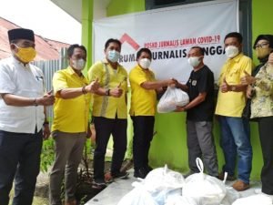 DPD Golkar Banggai Serahkan Bantuan 100 Paket Sembako Untuk Jurnalis