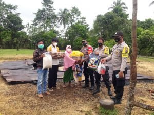 Peduli Sesama, Kapolsek Bantu Korban Kebakaran Rumah di Toili Barat