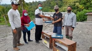 Disnakkeswan Serahkan Bantuan Mesin Tetas Untuk Kelompok Ternak Haper