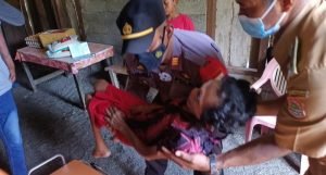 Kapolsek Toili Bawa Seorang Warga Menderita Sakit Berobat