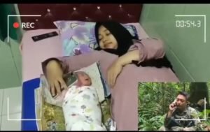 Ditengah Hutan di Poso, Anggota Brimob Azankan Anaknya yang Baru Lahir