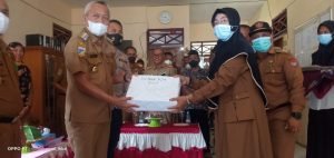 Pilkades Banggai Laut, Bupati Sofyan Kaepa Serahkan Kertas Suara ke Panitia Kabupaten