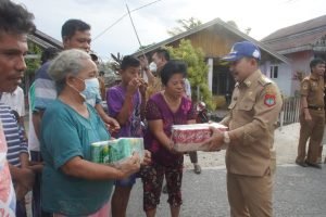 Bupati Banggai Sambangi Warga Mantoh, Bagikan Ratusan Paket Natal