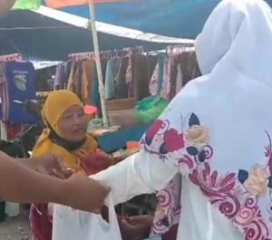 DPC Gerindra Gelar Aksi Sosial Bagi-bagi Makanan Gratis di Pasar Batui