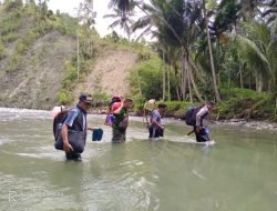 Terobos Sungai, Bhabinkamtibmas dan Babinsa Kawal Vaksinasi Covid-19 Hingga ke Pelosok
