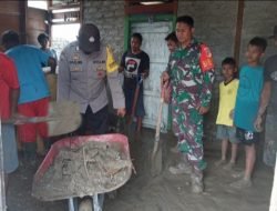 Pasca Banjir di Desa Poh, Bhabinkamtibmas dan Babinsa Bersihkan Rumah Warga dari Lumpur