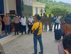 Jalan Rusak, Masyarakat Banggai Selatan “Geruduk” Gedung DPRD Banggai Laut