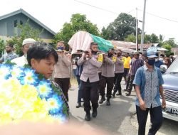 Salut! Personel Polisi di Luwuk Banggai Pikul Keranda Jenazah Warga ke Pemakaman