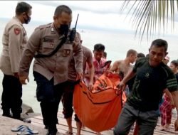 Polisi dan Warga Evakuasi Jasad Seorang Warga Mengapung di Laut