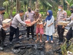 Kapolsek Luwuk Beri Bantuan Korban Kebakaran di Kayutanyo