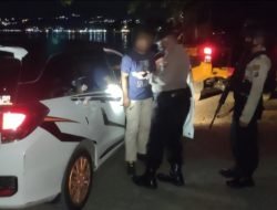 Kepergok Bermesraan Dalam Mobil, Sepasang Kekasih Ini Diamankan Polisi