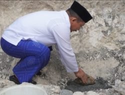 Bupati Sumbang 100 Sak Semen Pembangunan Tempat Wudhu Wanita Masjid Darud Da’wah KM 5