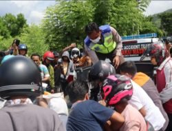Polisi Evakuasi Korban Lakalantas di Luwuk Utara