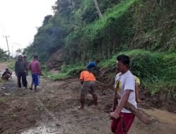 Staf Kecamatan Bangkurung dan Masyarakat Desa Kanari Kerja Bakti Bersihkan Jalan