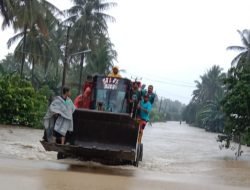 PT. KLS Bantu Evakuasi Warga Terdampak Banjir di Desa Arga Kencana