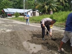 Bersama Masyarakat, Bhabinkamtibmas Kecamatan Lobu Timbun Jalan Berlubang