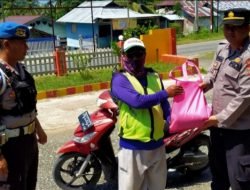 Kapolsek Batui Pimpin Pembagian Paket Beras ke Sopir Angkot dan Ojek