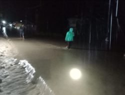 Personil Polsek Lamala Pantau Banjir di Masama