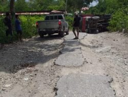 Truk Nyaris Terguling di Jalan Rusak Desa Bunga