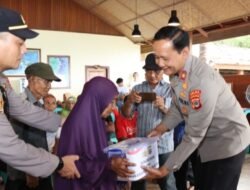 Wakapolda Sulteng dan Kapolres Banggai Salurkan Bantuan Sembako Kepada Warga di Balantak Utara
