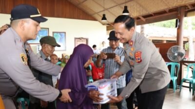 Wakapolda Sulteng dan Kapolres Banggai Salurkan Bantuan Sembako Kepada Warga di Balantak Utara