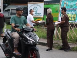 Kejari Banggai Laut Berbagi Takjil Buka Puasa