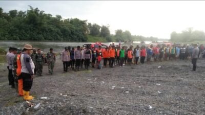 Kapolsek Pimpin Pencarian Bocah Hanyut di Sungai Singkoyo Banggai