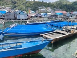 17 Kelompok Nelayan di Banggai Laut Terima Bantuan Perahu Fiber dan Katinting