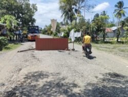 Pemblokiran Jalan Rusak di Sinorang Banggai, Kapolsek Batui Mediasi Warga dan Perusahaan