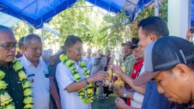 Gubernur Sulteng Serahkan Ribuan Bibit ke Kelompok Tani Hutan di Banggai