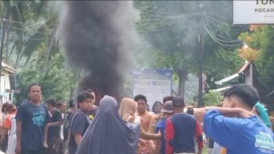 Krisis Air Desa Tontouan Luwuk, Puluhan Warga Demo di Depan Kantor Desa