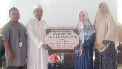 Genjot Sektor Pendidikan, Keluarga Murad Husain Salurkan Infak Rp.250 Juta ke Ponpes Darul Hikmah Luwuk