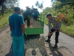 Bersama Warga, Polsek Lamala Timbun Jalan Rusak Berlubang