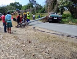 Tiang Listrik Tumbang Diseruduk Pick Up di Luwuk Timur