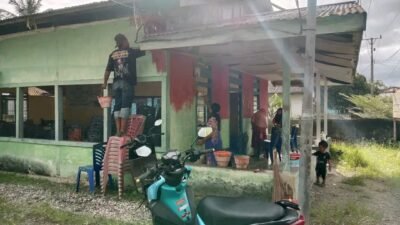 DIBENAHI: Kantor Koperasi Desa Merah Putih Desa Baya mulai dibenahi.(foto: Alin)