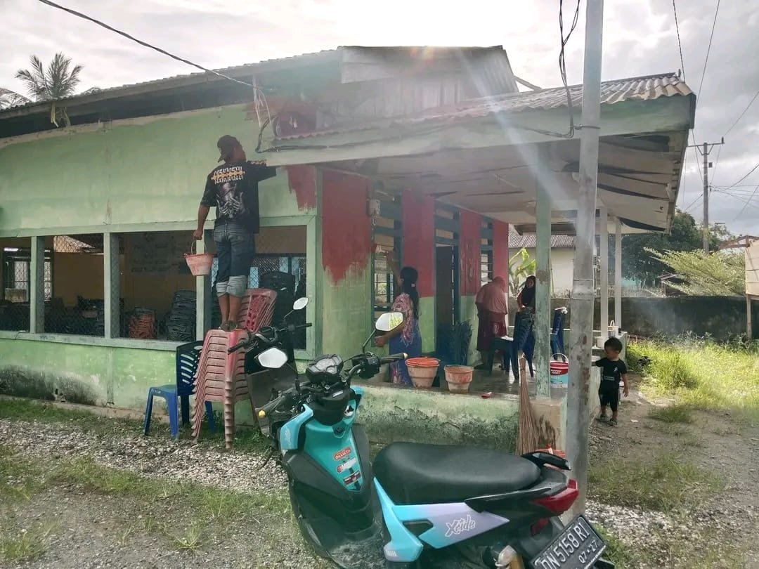 DIBENAHI: Kantor Koperasi Desa Merah Putih Desa Baya mulai dibenahi.(foto: Alin)