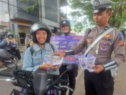 Bukan Surat Tilang, Satlantas Polres Banggai Bagikan Brosur Kamseltibcarlantas ke Pengendara